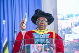 Prof. Ayub Gitau taking the oath of office as the new UoN VC at the Installation Ceremony.